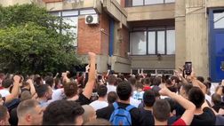 Basket, salti ritmati e cori: il derby di Belgrado iniziato davanti all’hotel della Stella Rossa…