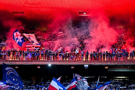 I tifosi della Sampdoria accendono alcuni razzi prima del calcio d'inizio della partita di Serie B tra UC Sampdoria e US Salernitana 1919 allo Stadio Luigi Ferraris, il 9 maggio 2025 a Genova Sampdoria-Salernitana