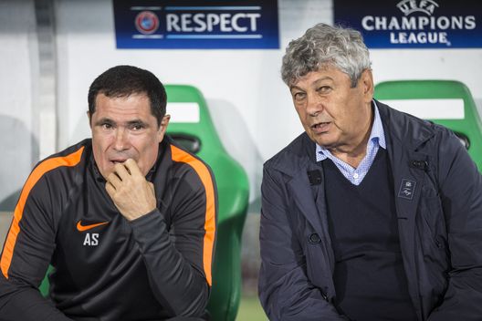 VIENNA, AUSTRIA – 19 AGOSTO: L’assistente allenatore Alexandru Spiridon (a sinistra) e l’allenatore Mircea Lucescu durante la gara di andata dei playoff di qualificazione alla UEFA Champions League tra SK Rapid Vienna e FC Shakhtar Donetsk, il 19 agosto 2015 a Vienna, Austria. (Foto di Christian Hofer/Getty Images) Lucescu – ESCLUSIVA VIDEO – Il ricordo dei suoi giocatori: “Più di un allenatore, un punto di riferimento’”- immagine 4
