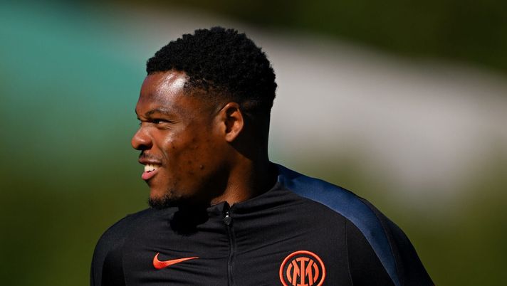 COMO, ITALY - NOVEMBER 04: Denzel Dumfries of FC Internazionale in action during the FC Internazionale training session at Appiano Gentile on November 04, 2025 in Como, Italy. (Photo by Mattia Pistoia - Inter/Inter via Getty Images) Inter, riecco Dumfries! Quando torna Calhanoglu e occhio a destra stasera perché… - immagine 1