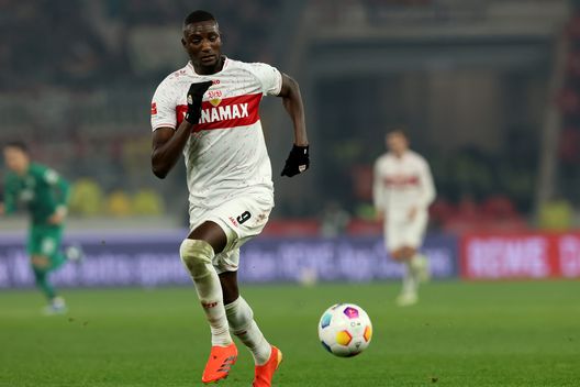 STUTTGART, GERMANY - DECEMBER 20: Sehrou Guirassy of VfB Stuttgart runs with the ball during the Bundesliga match between VfB Stuttgart and FC Augsburg at MHPArena on December 20, 2023 in Stuttgart, Germany. (Photo by Alexander Hassenstein/Getty Images)