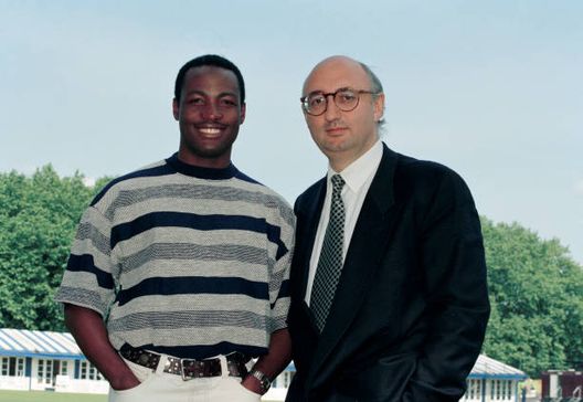 Barnett con Brian Lara, noto giocatore di cricket e suo assistito. (Photo by David Munden/Popperfoto via Getty Images/Getty Images) Jonathan Barnett nei guai: lo storico procuratore di Bale è indagato per stupro- immagine 2