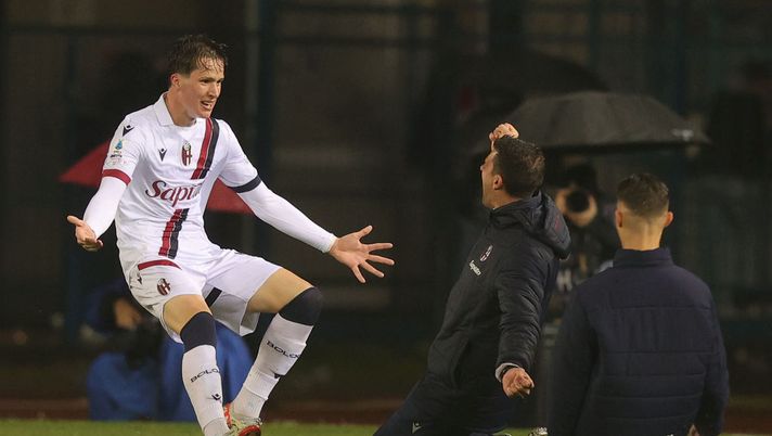EMPOLI, ITALY - MARCH 15: Giovanni Fabbian of Bologna FC and Thiago Motta celebrates after scoring a goal during the Serie A TIM match between Empoli FC and Bologna FC at Stadio Carlo Castellani on March 15, 2024 in Empoli, Italy.(Photo by Gabriele Maltinti/Getty Images) Cor Bo – Thiago Motta: “Siamo i rompiscatole del campionato e lo saremo fino in fondo” - immagine 1