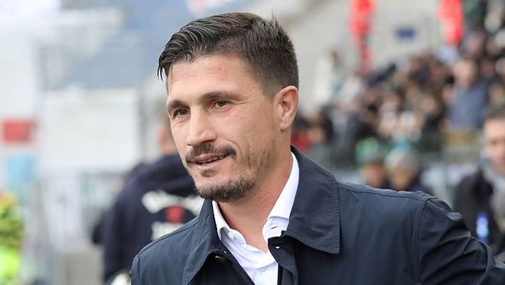 CAGLIARI, ITALY - NOVEMBER 22: coach of Cagliari Fabio Pisacane looks on during the Serie A match between Cagliari Calcio and Genoa CFC at Stadio Sant'Elia on November 22, 2025 in Cagliari, Italy. (Photo by Enrico Locci/Getty Images) Pisacane: “Mina in forte dubbio, ecco perché! Gaetano accende la luce, Esposito e Folorunsho…” - immagine 1