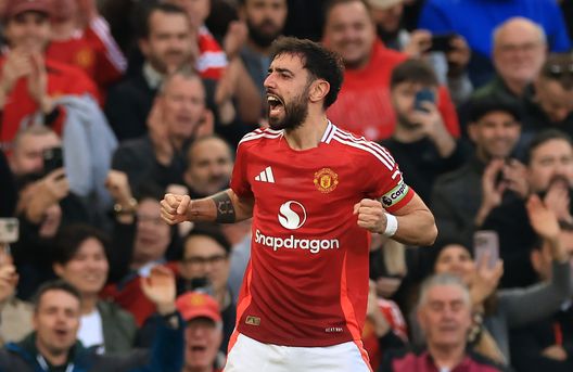 MANCHESTER, INGHILTERRA - 9 MARZO: Bruno Fernandes del Manchester United festeggia il primo gol della sua squadra su calcio di punizione durante la partita di Premier League contro Arsenal FC all'Old Trafford il 9 marzo 2025 , Inghilterra. (Foto di Carl Recine/Getty Images) Paradosso Manchester United: nel 2025 c’è un dato sorprendente- immagine 2