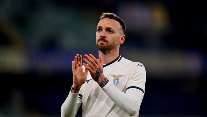 VERONA, ITALY - JANUARY 11: Manuel Lazzari of SS Lazio celebrates during the Serie A match between Hellas Verona FC and SS Lazio at Stadio Marcantonio Bentegodi on January 11, 2026 in Verona, Italy. (Photo by Alessandro Sabattini/Getty Images) Lazio, anche Lazzari può lasciare. E il Sassuolo segue interessato / Mercato - immagine 1