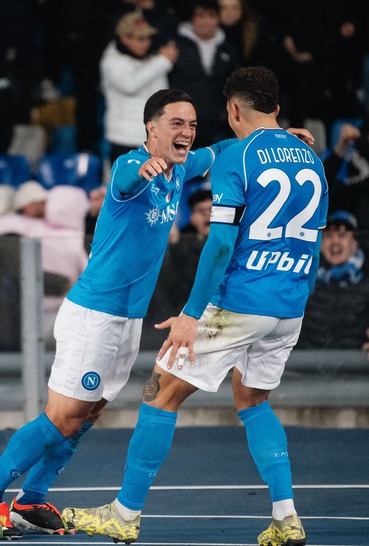 Poco più di 24 ore separano Napoli-Juventus dal suo fischio d'inizio. Valevole per la 14ª giornata di Serie A, la gara andrà in scena domani, domenica 7 dicembre, alle 20:45. Nel frattempo, per smorzare l'attesa, l'account Instagram della società partenopea ha pubblicato un post composto da sedici fotografie, una per ogni battaglia (fatta eccezione per la _'manita'_ del febbraio 2023) che ha avuto per protagoniste, sotto i riflettori dello Stadio Diego Armando Maradona (chiamato San Paolo fino al novembre 2020), la compagine azzurra e quella bianconera. Un viaggio che va a ritroso: dalla stagione 2024/25 allo scontro più recente, ovvero quello dell'annata 2010/11.