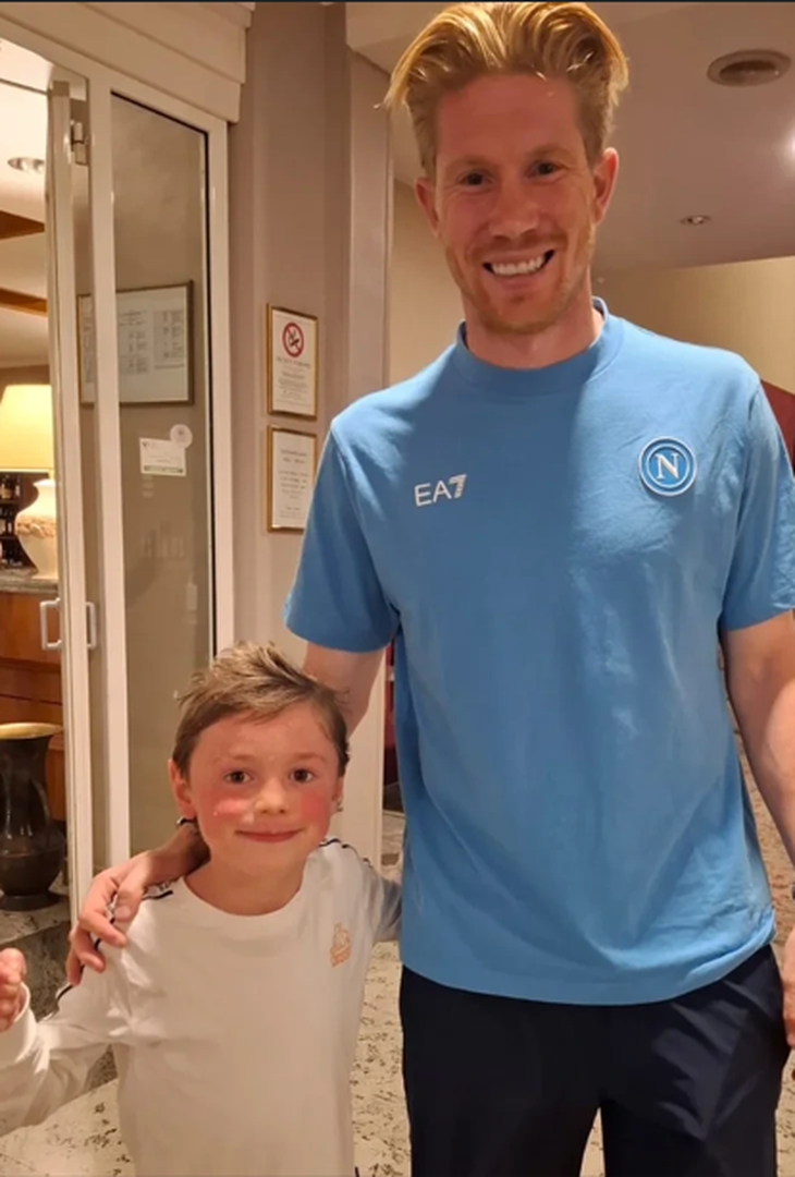 De Bruyne e Spinazzola, cuori d’oro: esultanza con un piccolo tifoso – LA GALLERY - immagine 4