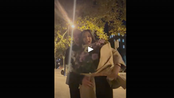 VIDEO / Barcellona, giovane coppia gira un video romantico. Ma poi spunta…