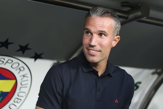 ISTANBUL, TURCHIA - 12 AGOSTO: L'allenatore Robin van Persie osserva la partita di ritorno del terzo turno preliminare di UEFA Champions League tra Fenerbahce e Feyenoord allo stadio Ulker Sukru Saracoglu il 12 agosto 2025 a Istanbul, Turchia. (Foto di Ahmad Mora/Getty Images)