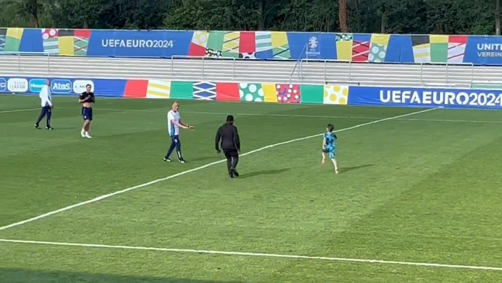 Italia, dolce invasione durante l’allenamento: l’abbraccio è tutto per Spalletti - immagine 1