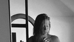 Carolina, scatto super sensuale. Lady Cassano incanta con un selfie in topless