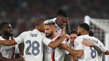 ROME, ITALY - SEPTEMBER 01: Olivier Giroud of AC Milan celebrates with team-mates after scoring the goal during the Serie A TIM match between AS Roma and AC Milan at Stadio Olimpico on September 01, 2023 in Rome, Italy. (Photo by Claudio Villa/AC Milan via Getty Images)