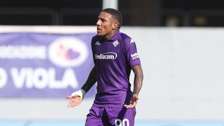FLORENCE, ITALY - FEBRUARY 16: Michael Folorunsho of ACF Fiorentina reacts during the Serie A match between Fiorentina and Como at Stadio Artemio Franchi on February 16, 2025 in Florence, Italy. (Photo by Gabriele Maltinti/Getty Images) Sky – Folorunsho, pronto un nuovo addio al Napoli: trasferimento vicino in Serie A - immagine 1