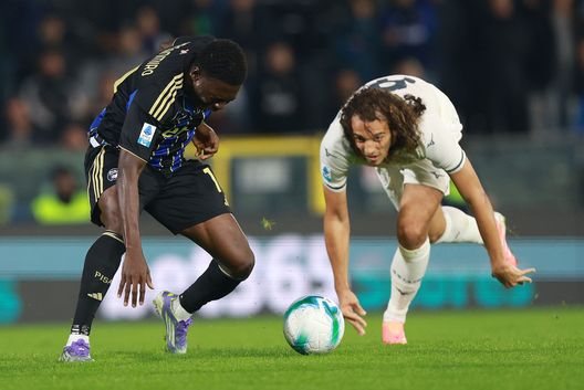 Ebenezer Akinsanmiro duella con Matteo Guendouzi. (Foto di Gabriele Maltinti/Getty Images) Pisa-Lazio, Sarri ha diversi nodi da sciogliere. Per i toscani pari che profuma di crescita- immagine 2