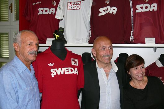 Leo Junior con le storiche maglie del Toro (foto Chirico) Un granata di nome Júnior- immagine 3