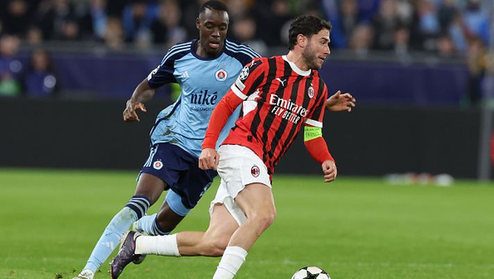 BRATISLAVA, SLOVAKIA - NOVEMBER 26: Davide Calabria of AC Milan in action during the UEFA Champions League 2024/25 League Phase MD5 match between SK Slovan Bratislava and AC Milan at Tehelne pole stadium on November 26, 2024 in Bratislava, Slovakia. (Photo by Claudio Villa/AC Milan via Getty Images) THE DEVIL INSIDE – Che confusione - immagine 1