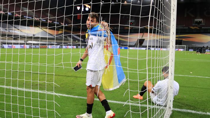 COLOGNE, GERMANY - AUGUST 21: Munir El Haddadi of Sevilla FC cuts the goal net to take away with him after the UEFA Europa League Final between Seville and FC Internazionale at RheinEnergieStadion on August 21, 2020 in Cologne, Germany. (Photo by Wolfgang Rattay/Pool via Getty Images) Sedici ore di macchina per scappare dall’Iran: l’incredibile avventura di Munir - immagine 1