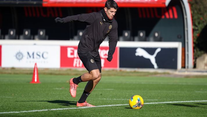 CAIRATE, ITALY - DECEMBER 26: Álvaro Morata of AC Milan in action during a training session at Milanello on December 26, 2024 in Cairate, Italy. (Photo by Sara Cavallini/AC Milan via Getty Images)  Santo Stefano a Milanello, Morata, Theo e gli altri: tutte le foto - immagine 1