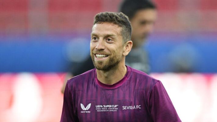 PIRAEUS, GREECE - AUGUST 15: Alejandro Gomez of Sevilla reacts during a Sevilla FC Training Session ahead of the UEFA Super Cup 2023 match between Manchester City FC and Sevilla FC at Karaiskakis Stadium on August 15, 2023 in Piraeus, Greece. (Photo by Claudio Villa/Getty Images) Papu Gomez: “Squalifica? Finisce a marzo e lavoro per tornare a giocare, magari in Serie A” - immagine 1