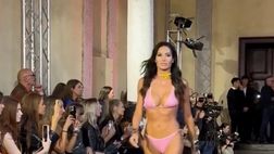 VIDEO / Elisabetta Gregoraci, fisico perfetto: eccola che sfila alla MFW