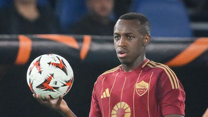ROME, ITALY - SEPTEMBER 26: Saud Abdulhamid of AS Roma during the UEFA Europa League 2024/25 League Phase MD1 match between AS Roma and Athletic Club at Stadio Olimpico on September 26, 2024 in Rome, Italy. (Photo by Fabio Rossi/AS Roma via Getty Images) Roma, infortunio per Abdulhamid: la prima diagnosi e Ndicka torna in Italia - immagine 1