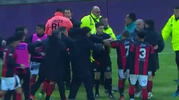 Rissa nel big match di Coppa Argentina: arbitro aggredito dai calciatori ospiti