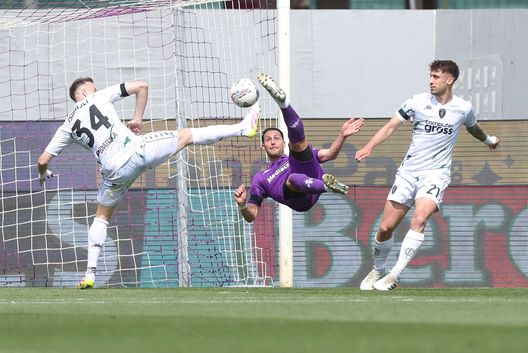 FLORENCE, ITALY - APRIL 27: Rolando Mandragora of ACF Fiorentina scores a goal during the Serie A match between Fiorentina and Empoli at Stadio Artemio Franchi on April 27, 2025 in Florence, Italy. (Photo by Gabriele Maltinti/Getty Images) Rolando, che gol! La Nazione si esalta: “Diego Armando Mandragora!”- immagine 2