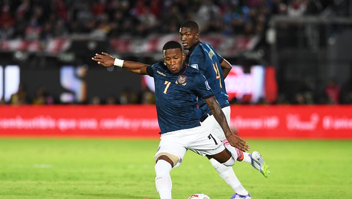ASUNCION, PARAGUAY - SEPTEMBER 04: Pervis Estupiñán of Ecuador shoots during the South American FIFA World Cup 2026 Qualifier match between Paraguay and Ecuador at Estadio Defensores del Chaco on September 04, 2025 in Asuncion, Paraguay. (Photo by Christian Alvarenga/Getty Images)  Estupinan, niente di preoccupante: per domenica sceglierà Allegri - immagine 1