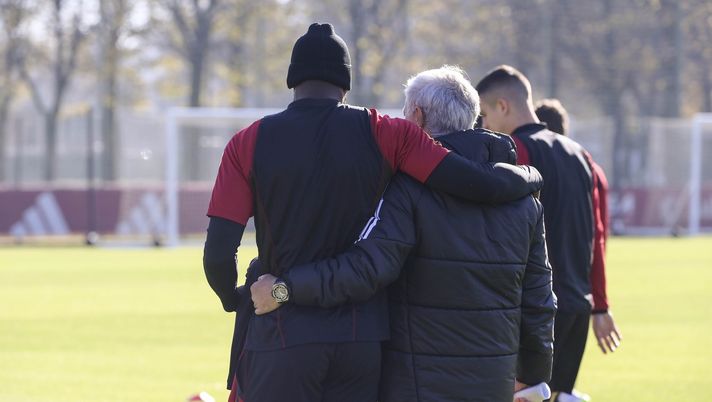 Trigoria, Pellegrini e Sanches ancora in gruppo. Abbraccio tra Lukaku e Mourinho - immagine 1