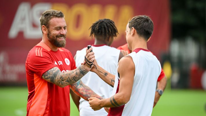 Allenamento a Trigoria in vista dell’Empoli: abbracci e sorrisi tra Dybala e De Rossi - immagine 1