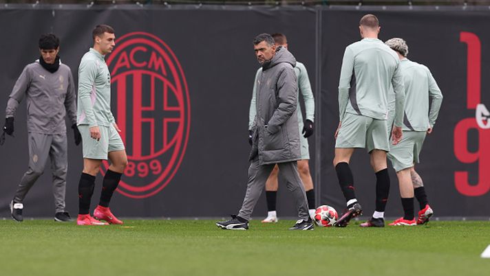 CAIRATE, ITALY - JANUARY 19: Head coach AC Milan looks on during AC Milan training session at Milanello on January 19, 2025 in Cairate, Italy. (Photo by Claudio Villa/AC Milan via Getty Images)  Il giorno dopo Torino, allenamento a Milanello: TUTTE LE FOTO - immagine 1