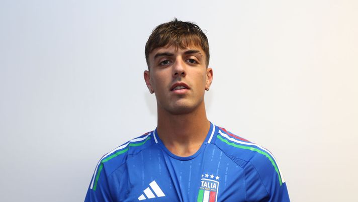FLORENCE, ITALY - OCTOBER 07:Daniel Maldini of Italy poses for a portrait prior to the Italy training session at Centro Tecnico Federale di Coverciano on October 07, 2024 in Florence, Italy. (Photo by Claudio Villa/Getty Images)  Tante critiche per Daniel Maldini: forse dovrebbe cambiare ruolo - immagine 1