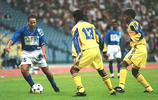 Youssef Al-Thanayan (a sinistra) dell'Al-Hilal (Saudia) prova a superare Ibrahim El-Choueia (al centro) e Khaled Al-Farhan, dell'Al-Nasr (Saudia). L'Hilal è arrivato in finale alla Arab Club Champions Cup a Riyadh vincendo 4-2 ai rigori Pioli e CR7 contro Jesus e Koulibaly: domani alle 20, il Derby di Riyadh fra Al Hilal e Al Nassr- immagine 8