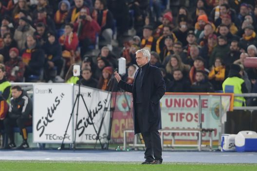 Mourinho lascia lo stadio e non parla. Tutta la Roma in silenzio stampa- immagine 2