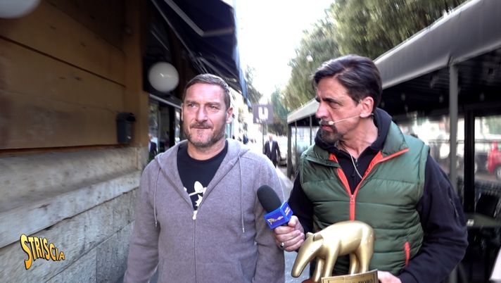 Totti va a Mosca. Striscia La Notizia gli consegna il Tapiro. Lui lo rifiuta - immagine 1