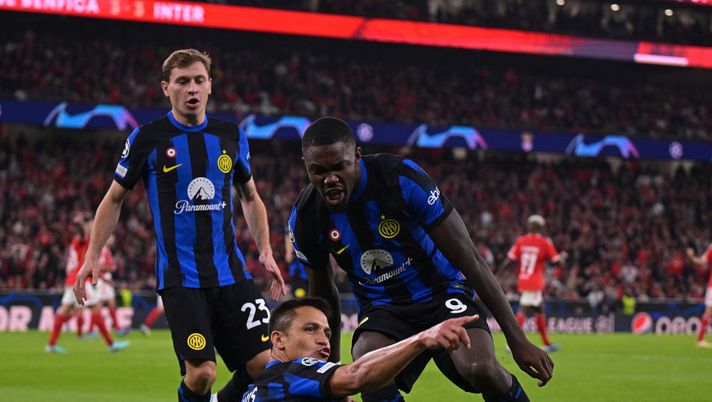 LISBON, PORTUGAL - NOVEMBER 29: Alexis Sanchez of FC Internazionale celebrates with team-mates after scoring the goal during the UEFA Champions League match between SL Benfica and FC Internazionale at Estadio do Sport Lisboa e Benfica on November 29, 2023 in Lisbon, Portugal. (Photo by Mattia Ozbot - Inter/Inter via Getty Images) Inter