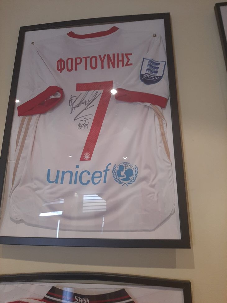 VN al museo del calcio del Pireo: Xavi, Messi e le storie del collezionista Notis- immagine 3