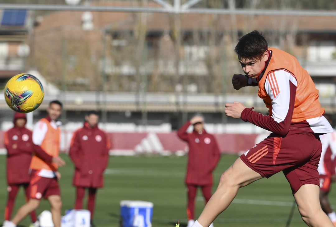 Roma in campo per preparare la sfida con il Genoa – FOTOGALLERY - immagine 14
