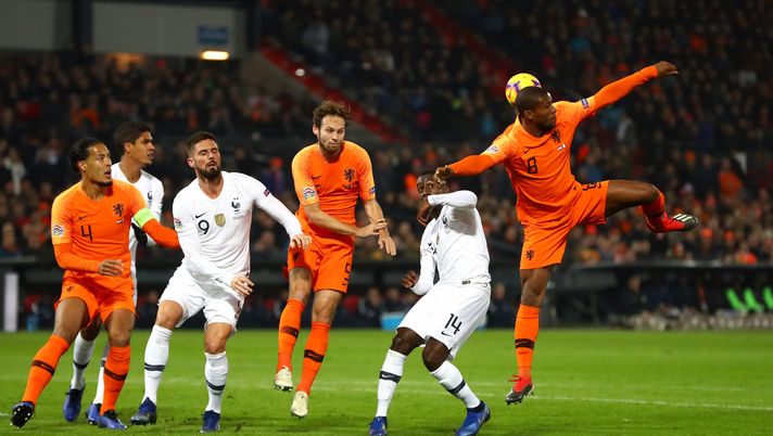 AMSTERDAM, NETHERLANDS - NOVEMBER 16: (L-R) Virgil van Dijk of the Netherlands, Raphel Varane of France, Olivier Giroud of France, Daley Blind of the Netherlands, Blaise Matuidi of France watch the ball as Georginio Wijnaldum of the Netherlands wins a header during the UEFA Nations League Group A match between Netherlands and France at the Stadion Feijenoord on November 16, 2018 in Amsterdam, Netherlands. (Photo by Dean Mouhtaropoulos/Getty Images) Europei, c’è Olanda-Francia: i precedenti dicono che si segna… sempre - immagine 1