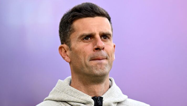 BOLOGNA, ITALY - DECEMBER 23: Thiago Motta, Head Coach of Bologna FC, looks on prior to the Serie A TIM match between Bologna FC and Atalanta BC at Stadio Renato Dall'Ara on December 23, 2023 in Bologna, Italy. (Photo by Alessandro Sabattini/Getty Images) Juventus, è arrivata la firma di Thiago Motta: incontro a Lisbona con la dirigenza - immagine 1