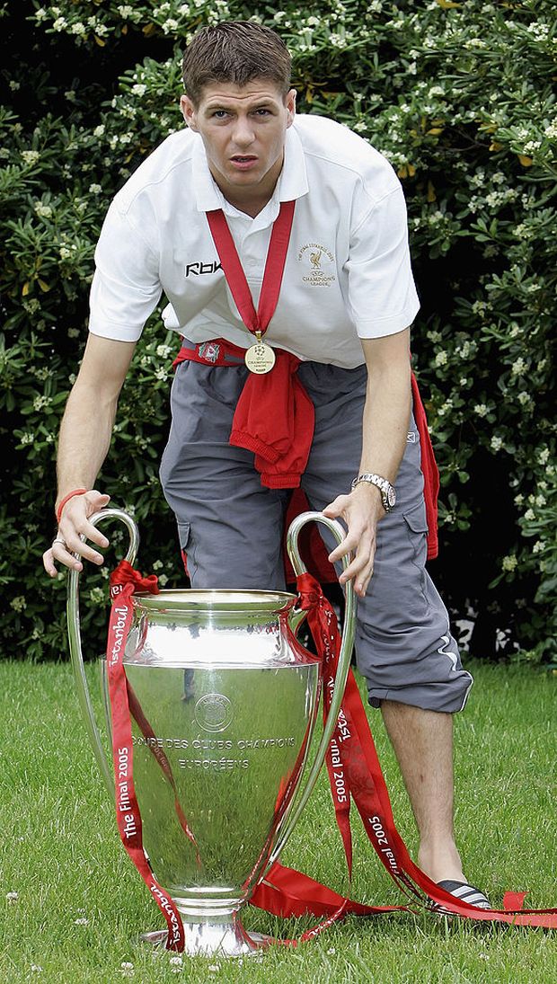 ISTANBUL, TURKEY - MAY 26: Steven Gerrard of Liverpool is seen with the European Champions League Trophy one day after winning the European Champions League final against AC Milan on May 25, 2005 at the Ataturk Olympic Stadium in Istanbul, Turkey. (Photo by Lars Baron/Bongarts/Getty Images) Milan e Liverpool: dopo Istanbul c’è sempre Atene- immagine 10