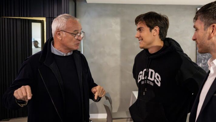 ROME, ITALY - NOVEMBER 14: AS Roma new coach Claudio Ranieri meets the Sports Director Florent Ghisolfi and Paulo Dybala during his first day at Centro Sportivo Fulvio Bernardini on November 14, 2024 in Rome, Italy. (Photo by Fabio Rossi/AS Roma via Getty Images) Ranieri: “Se Dybala non vuole restare è giusto accontentarlo, ma non ho percepito…” - immagine 1