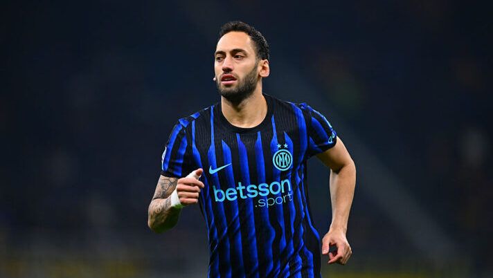 MILAN, ITALY - DECEMBER 06: Hakan Calhanoglu of FC Internazionale in action during the Serie A match between FC Internazionale and Como 1907 at Giuseppe Meazza Stadium on December 06, 2025 in Milan, Italy. (Photo by Mattia Pistoia - Inter/Inter via Getty Images) DAI CAMPI – Mina, Calha, Acerbi, Lukaku, Ostigard, Frendrup, Fofana, Gimenez, Leao, Simeone: le novità - immagine 1