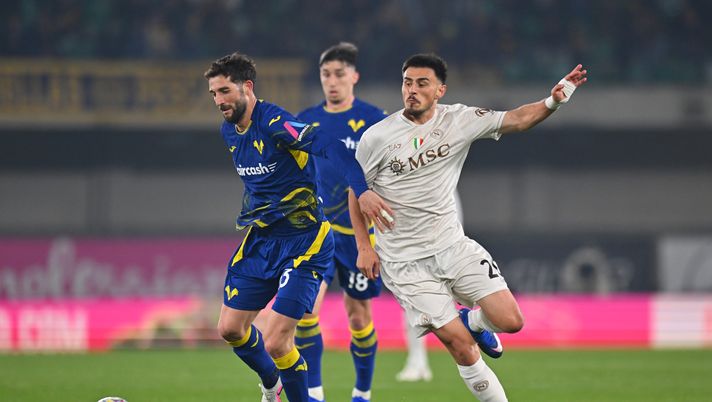 VERONA, ITALY - FEBRUARY 28: Roberto Gagliardini of Hellas Verona competes for the ball with Eljif Elmas of SSC Napoli during the Serie A match between Hellas Verona FC and SSC Napoli at Stadio Marcantonio Bentegodi on February 28, 2026 in Verona, Italy. (Photo by Alessandro Sabattini/Getty Images) difesa napoli