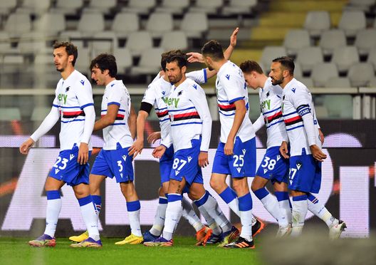 TURIN, ITALY - NOVEMBER 30: Antonio Candreva of U.C. Sampdoria celebrates with his team after scoring his sides 1st goal during the Serie A match between Torino FC and UC Sampdoria at Stadio Olimpico di Torino on November 30, 2020 in Turin, Italy. Sporting stadiums around Italy remain under strict restrictions due to the Coronavirus Pandemic as Government social distancing laws prohibit fans inside venues resulting in games being played behind closed doors. (Photo by Valerio Pennicino/Getty Images)