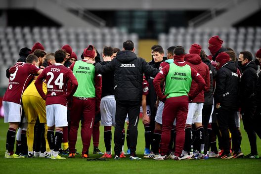 TURIN, ITALY - FEBRUARY 13: Torino FC players and staff form a team huddle following the Serie A match between Torino FC and Genoa CFC at Stadio Olimpico di Torino on February 13, 2021 in Turin, Italy. Sporting stadiums around Italy remain under strict restrictions due to the Coronavirus Pandemic as Government social distancing laws prohibit fans inside venues resulting in games being played behind closed doors. (Photo by Valerio Pennicino/Getty Images)