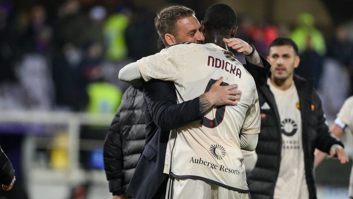 FLORENCE, ITALY - MARCH 10: AS Roma coach Daniele De Rossi and Evan Ndicka after the Serie A TIM match between ACF Fiorentina and AS Roma - Serie A TIM at Stadio Artemio Franchi on March 10, 2024 in Florence, Italy. (Photo by Fabio Rossi/AS Roma via Getty Images) (Photo by Fabio Rossi/AS Roma via Getty Images) Ndicka, l’ansia e il sollievo. La battuta di De Rossi: “Ti voglio col Milan” - immagine 1