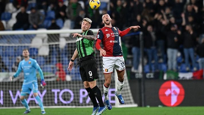 REGGIO NELL'EMILIA, ITALY - DECEMBER 22: Andrea Pinamonti of US Sassuolo competes for the ball with Mattia Bani of Genoa CFC during the Serie A TIM match between US Sassuolo and Genoa CFC at Mapei Stadium - Citta' del Tricolore on December 22, 2023 in Reggio nell'Emilia, Italy. (Photo by Alessandro Sabattini/Getty Images) Pinamonti e i giovani del Milan: l’aria del derby Primavera soffia su Milan-Sassuolo - immagine 1