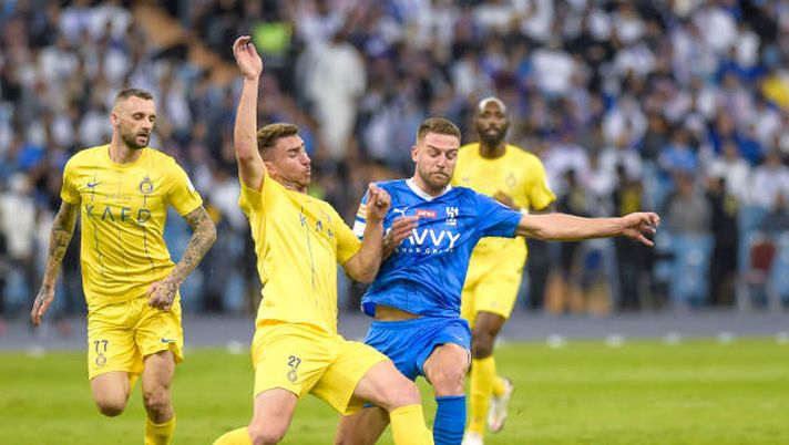 RIYADH, SAUDI ARABIA - DECEMBER 1: Sergej Milinkovi-Savi of Al-Hilal battles with Aymeric Laporte of Al-Nassr during the Saudi Pro League match between Al-Hilal and Al-Nassr at King Fahd International Stadium on December 1, 2023 in Riyadh, Saudi Arabia. (Photo by Khalid Alhaj/MB Media/Getty Images) L’Al Hilal si prende il derby di Riad: CR7 Ko al King Fahd Stadium - immagine 1